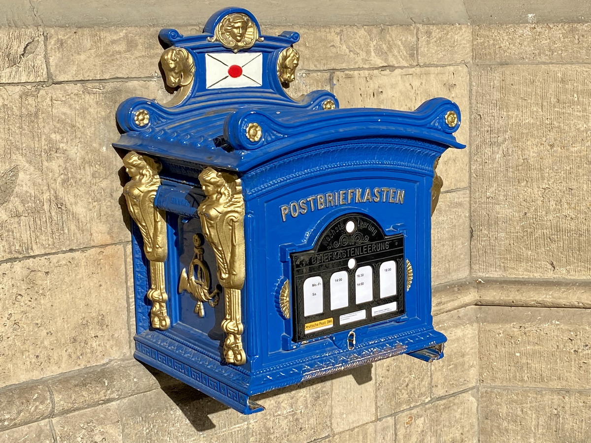 Nostalgischer Briefkasten am Rathaus in der Altstadt von Erfurt am Fischmarkt, gesehen am 27. Augsut 2020. 