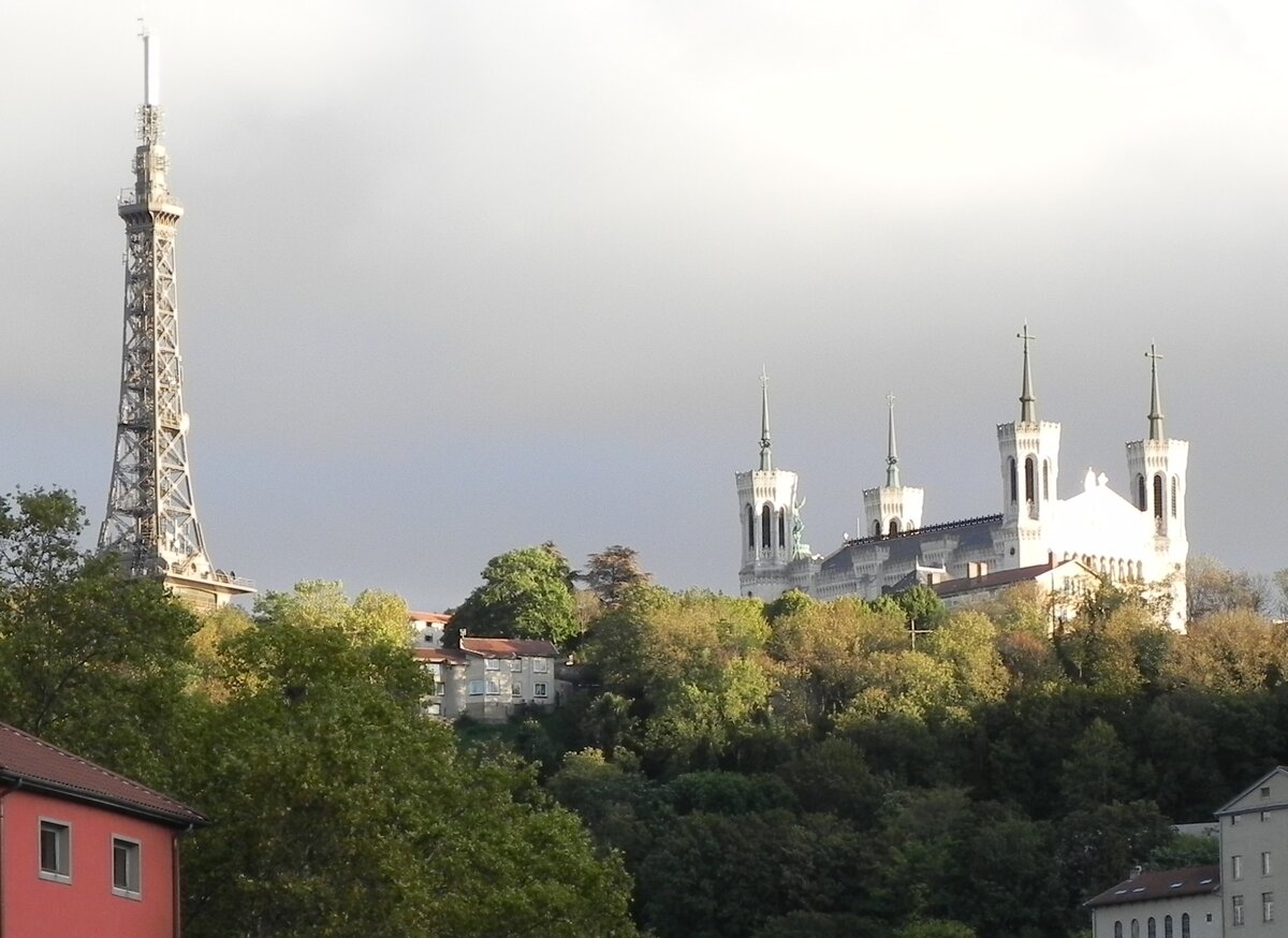 Notre-Dame de Fourvire ist eine rmisch-katholische Votiv- und Wallfahrtskirche auf dem Fourvire-Hgel in Lyon. Sie wurde ab 1872 erbaut und 1896 geweiht. Im Jahr darauf wurde sie in den Rang einer Basilica minor erhoben. Seit 1998 zhlt sie zusammen mit anderen historischen Sttten in Lyon zum UNESCO-Weltkulturerbe.