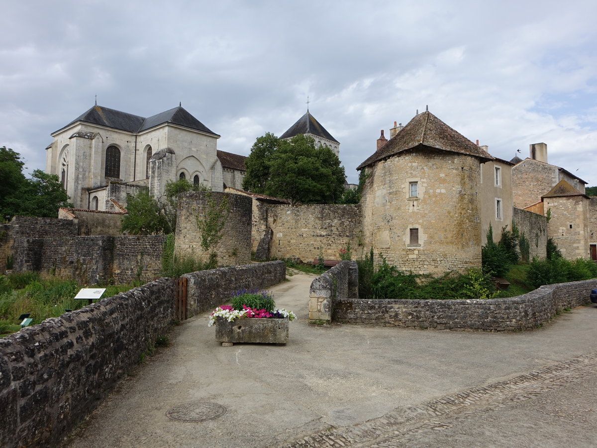 Nouaill-Maupertuis, Abtei St. Junien, romanische Kirche im Tal des Miosson (09.07.2017)