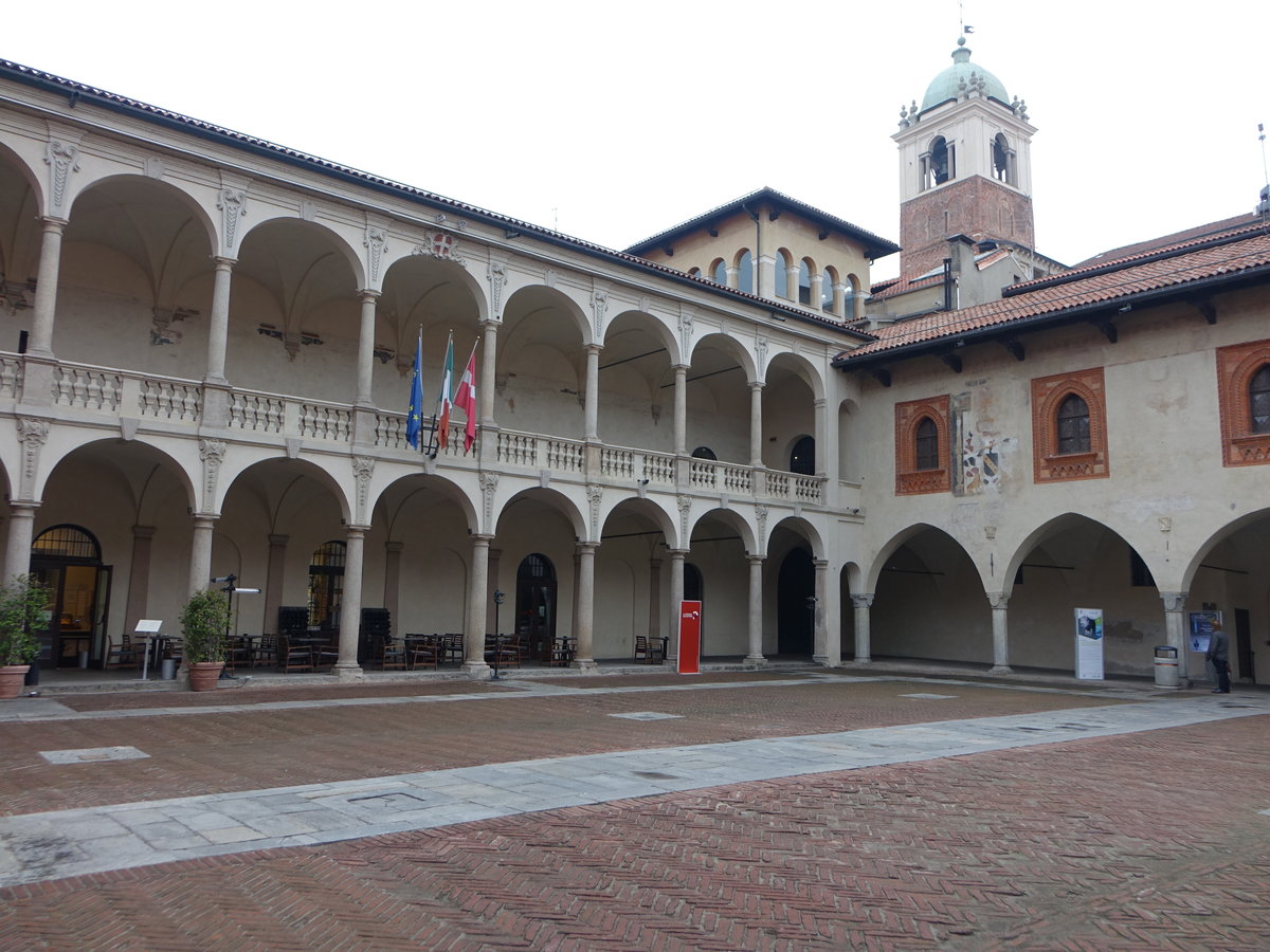 Novara, Innenhof im Palazzo e Arengo del Broletto, erbaut im 17. Jahrhundert (06.10.2018)