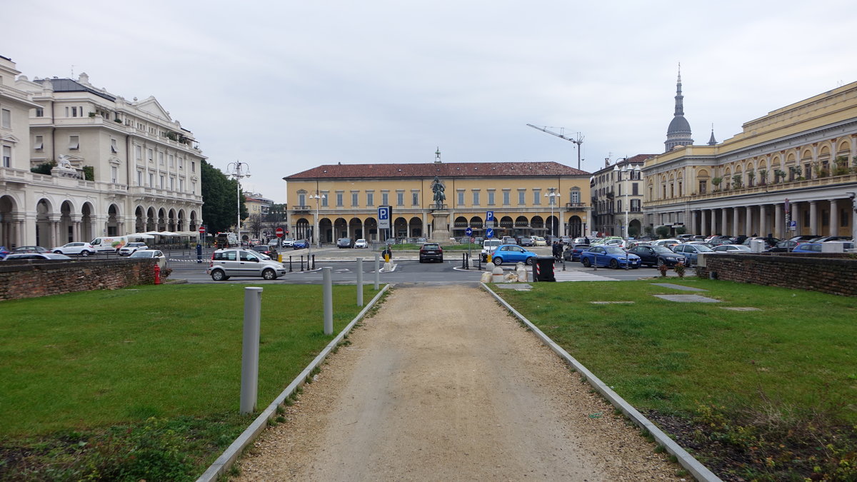 Novara, Palazzo della Borsa, Denkmal Vittorio Emanuele II. und Teatro Coccia an der Via Carlo Coccia (06.10.2018)