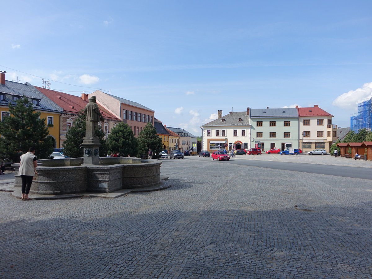Nove Mesto na Morave/ Neustadtl in Mhren, Gebude und Brunnen am Hauptplatz Vratislavovo Namesti (01.06.2019)