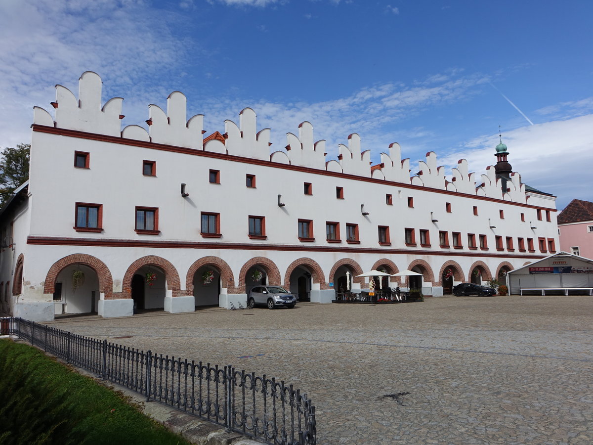 Nove Mesto nad Metuji / Neustadt an der Mettau, Marktplatz mit Renaissancehusern und Laubengngen (29.09.2019)