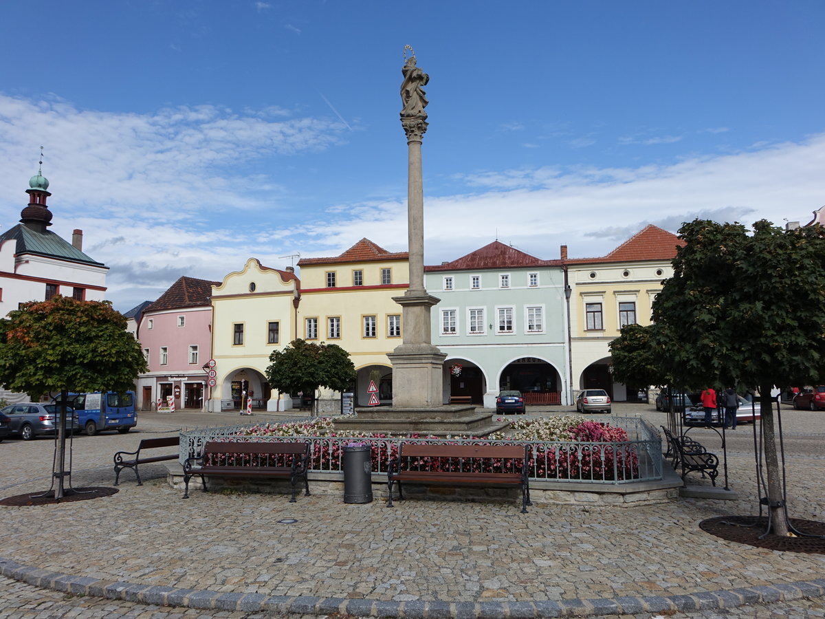 Nove Mesto nad Metuji / Neustadt an der Mettau, Dreifaltigkeitssule von 1540 am Husovo Namesti (29.09.2019)