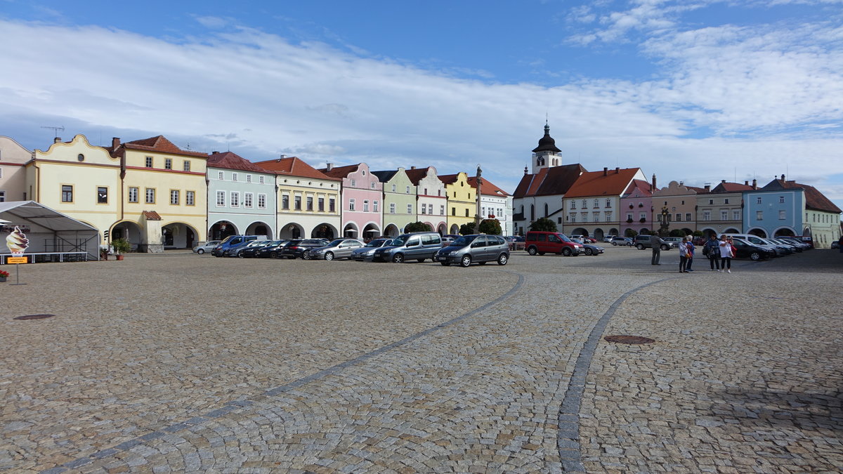 Nove Mesto nad Metuji / Neustadt an der Mettau, Huser und Kirche der Hl. Dreifaltigkeit am Husova Namesti (29.09.2019)