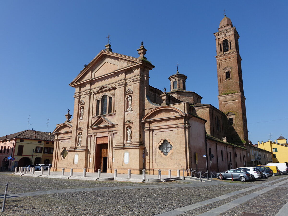 Novellara, Pfarrkirche Santo Stefano, erbaut von 1567 bis 1582, Kirchturm erbaut von 1616 bis 1620, Fassade von 1753 (12.04.2024)