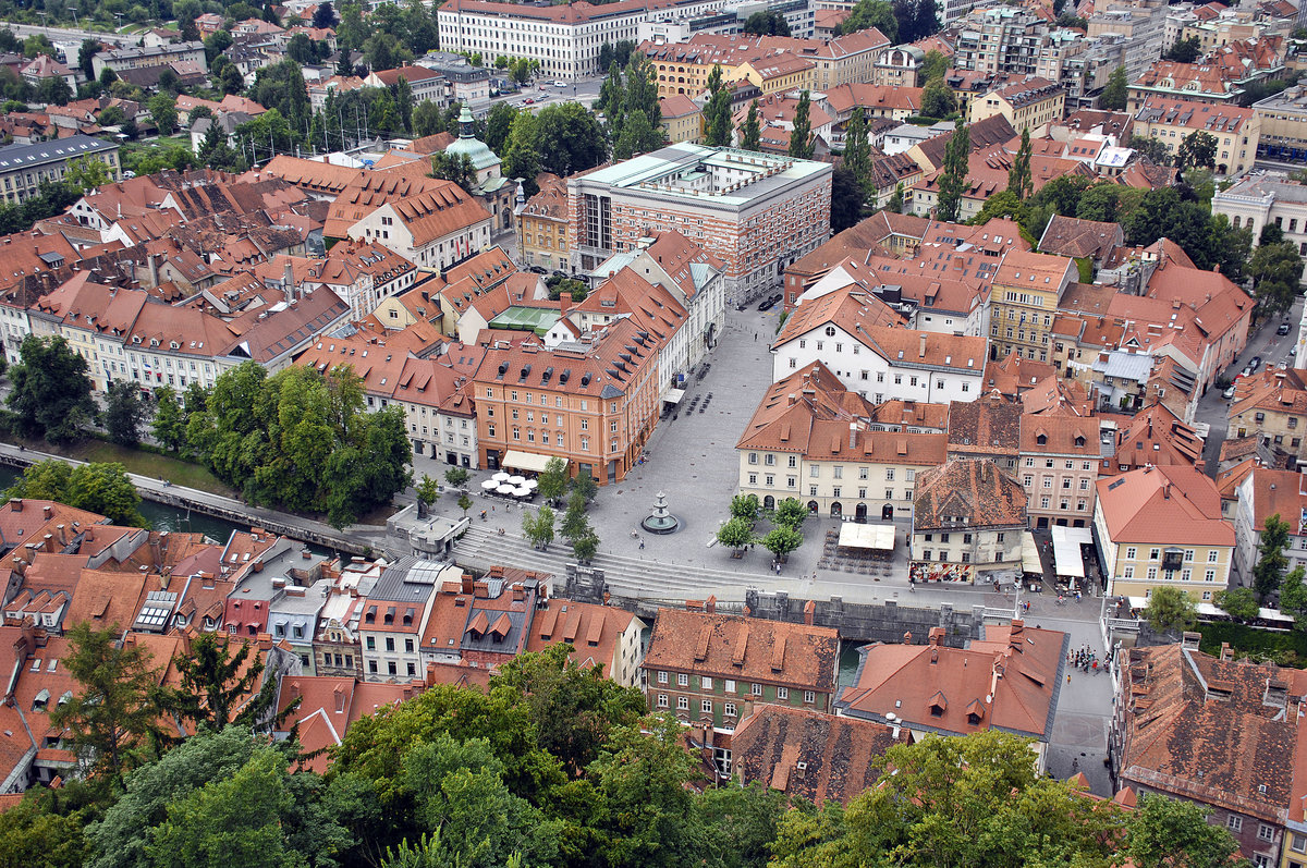 Novi trg in Ljubljanski Grad aus gesehen. Aufnahme: 1. August 2016.