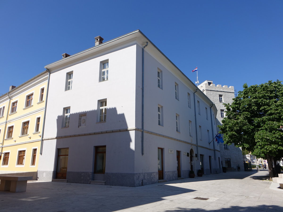 Novi Vinodolski, Frankopanen Castell mit dem Kvadrac Turm, erbaut im 13. Jahrhundert (30.04.2017)