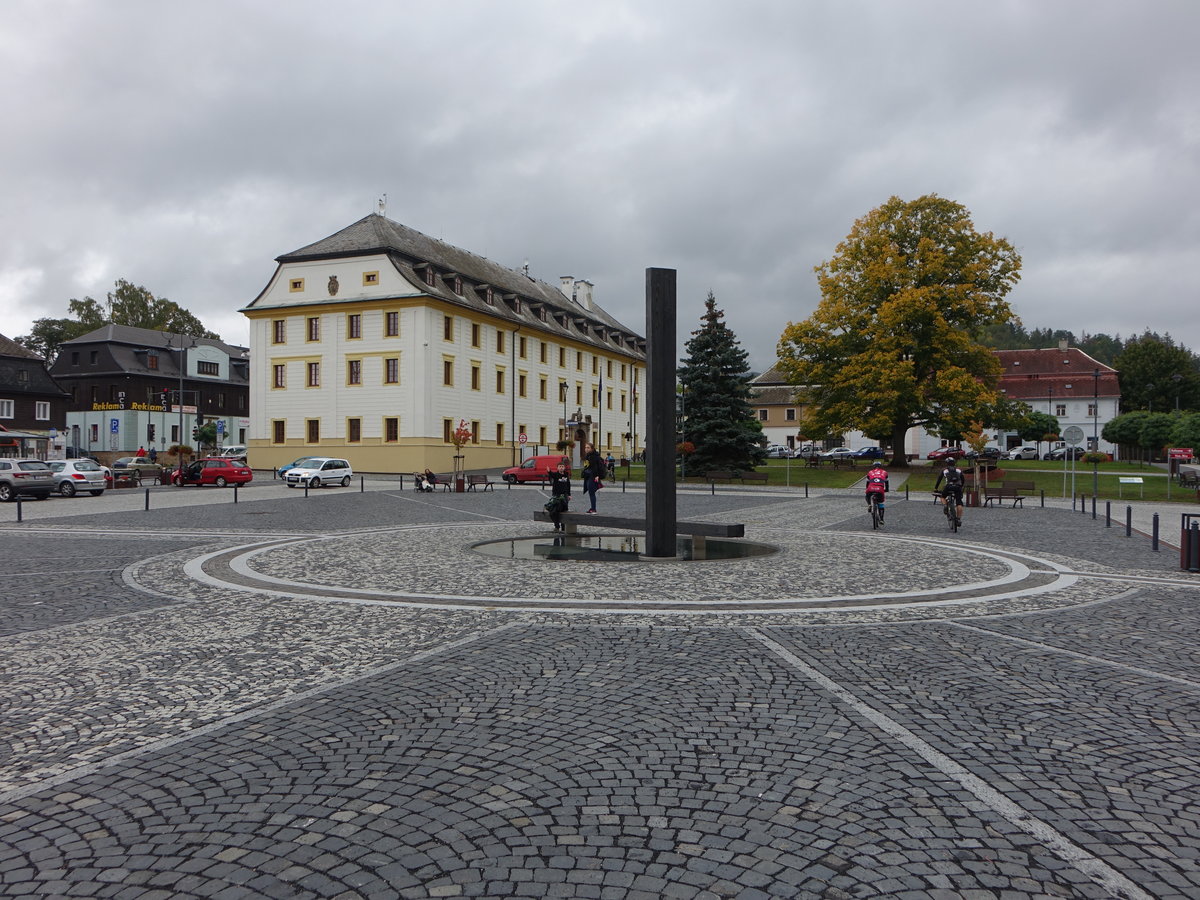 Novy Bor / Haida, Denkmal am Hauptplatz Namesti Miru (27.09.2019)