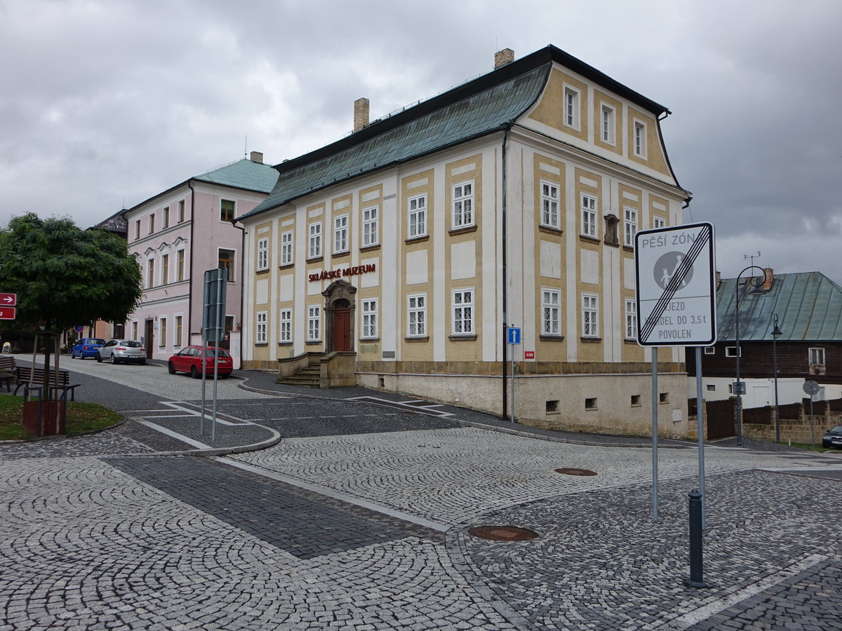 Novy Bor / Haida, Glasmuseum am Platz Namesti Miru, erbaut 1804 durch den Glashndler Johann Christoph Socher  (27.09.2019)