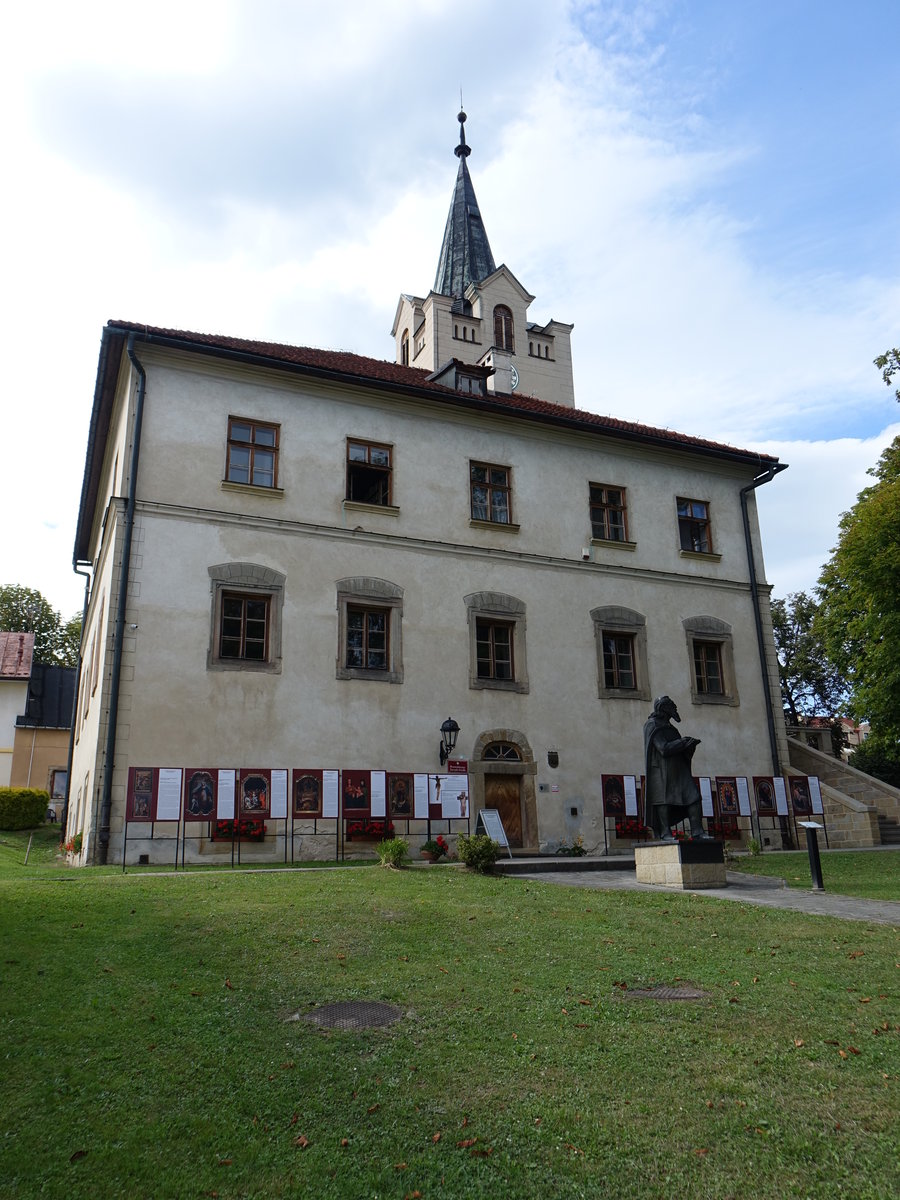 Nowy Wisnicz, Gebude der Stadtbibliothek am Rynek Platz (03.09.2020)