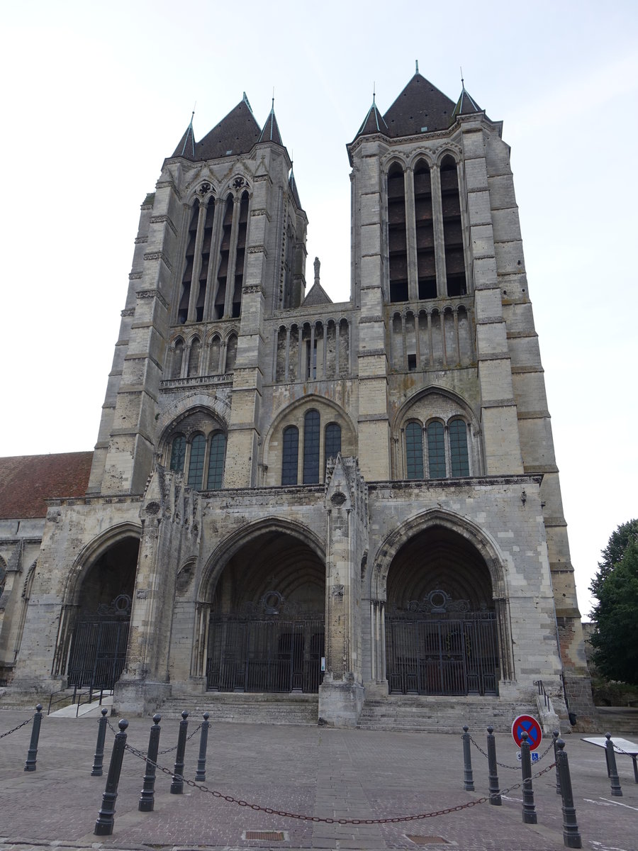 Noyon, frhgotische Kathedrale Notre-Dame, erbaut im 12. Jahrhundert, Westfassade zum Place du Parvis (10.07.2016)