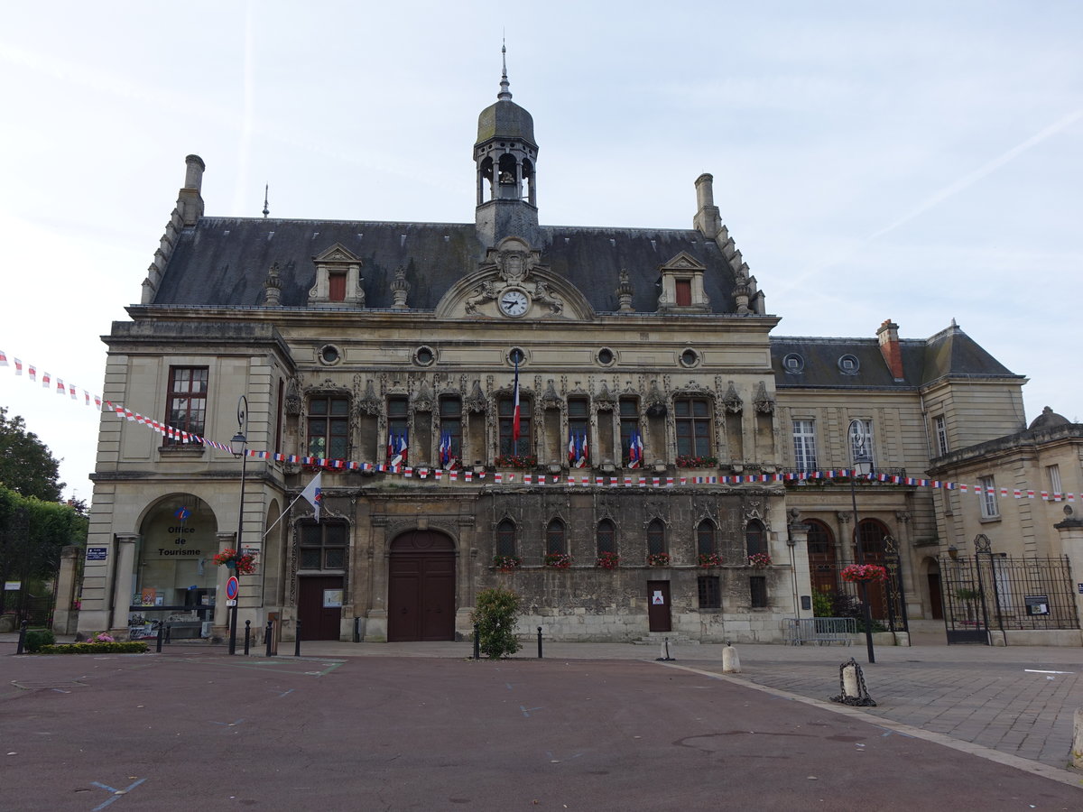 Noyon, Rathaus am Place Bertrand Labarre, erbaut von 1485 bis 1523 (10.07.2016)