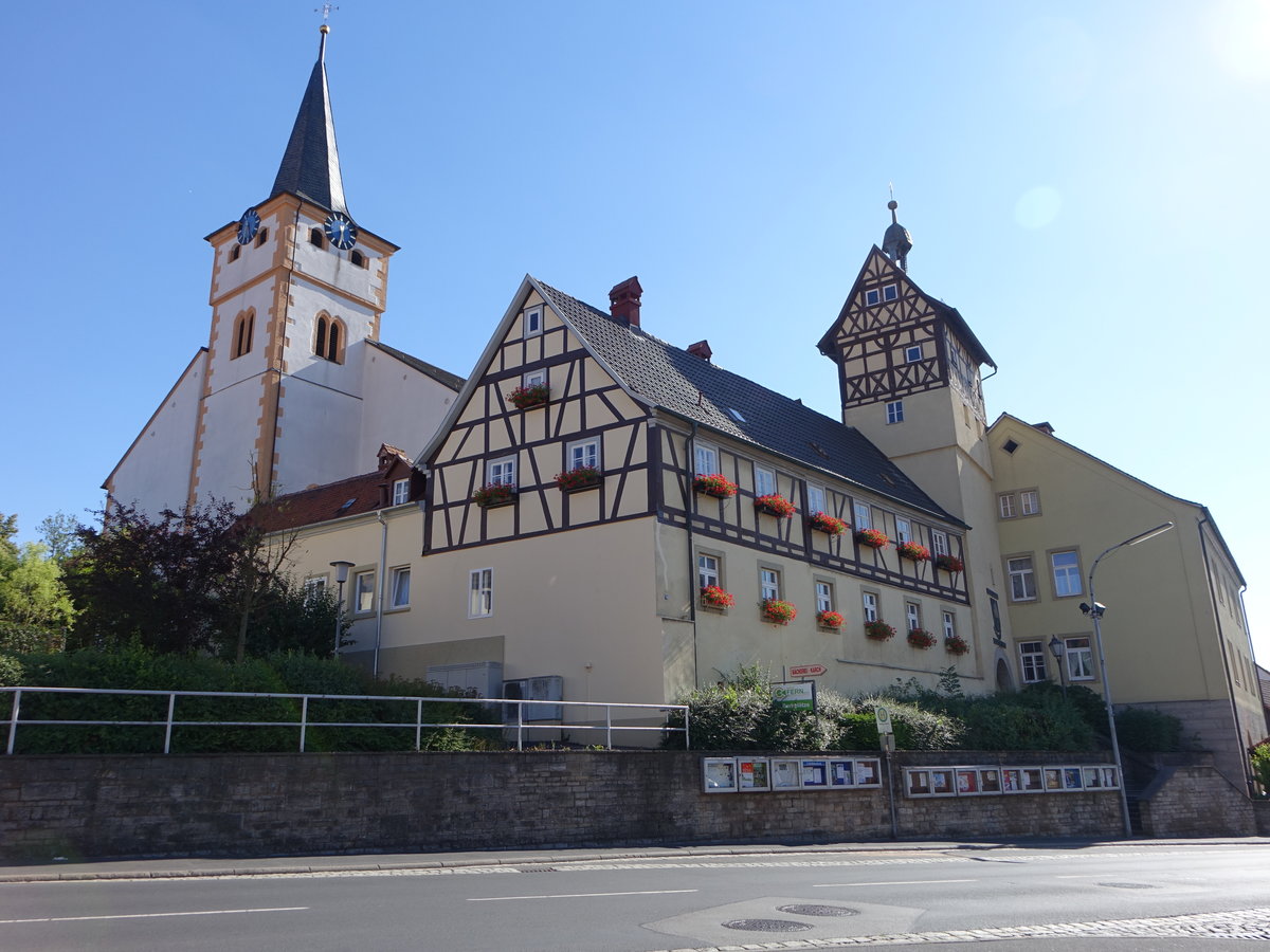 Ndlingen, ehemalige Schule und kath. Pfarrkirche St. Kilian (07.07.2018)