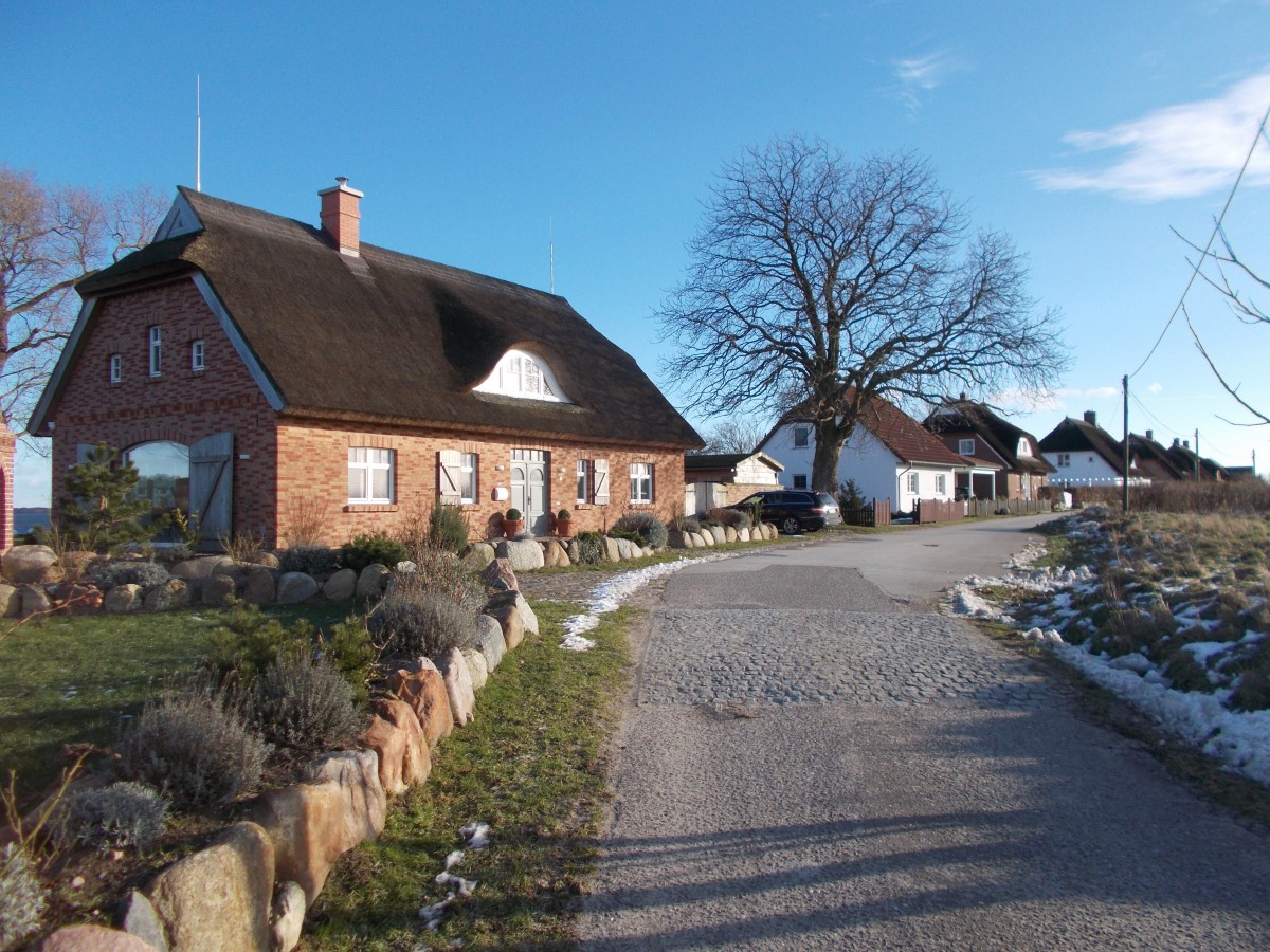 Nur die Dorfstrae ist die einzige Strae in Neukamp.Aufgenommen am 08.Februar 2015.