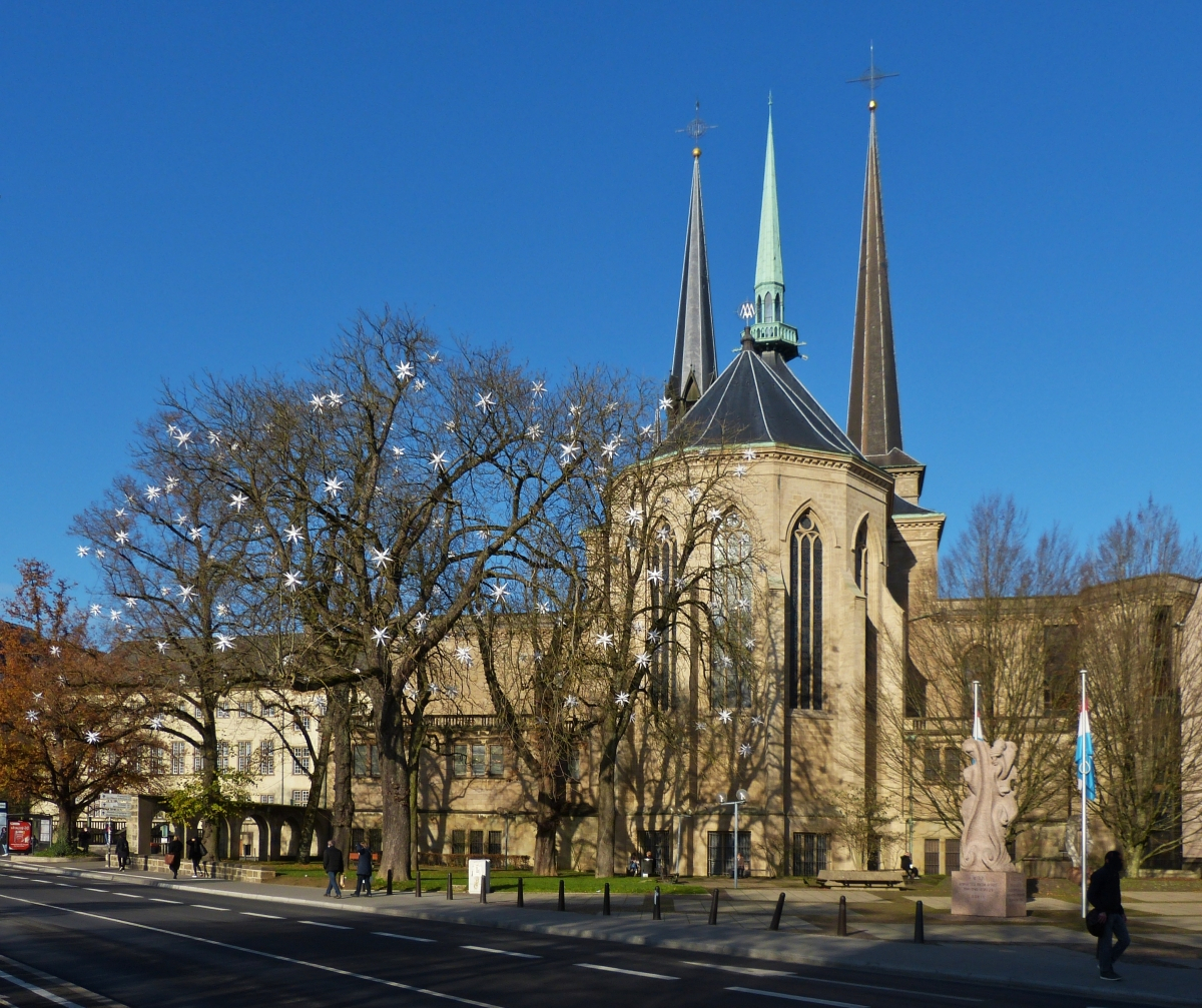 Nur leicht durch blattlose Weihnachtlich geschmckte Bume ist hier die Rckseite der Kathedrale unserer lieben Frau von Luxemburg zu sehen. 12.2020