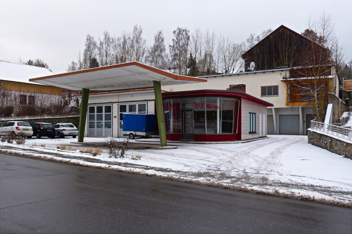 Nur noch selten und bei genauem Hinschauen findet man frhere alte Tankstellen in ihrer typischen Bauart, wie hier in Viechtach 03.01.2017.