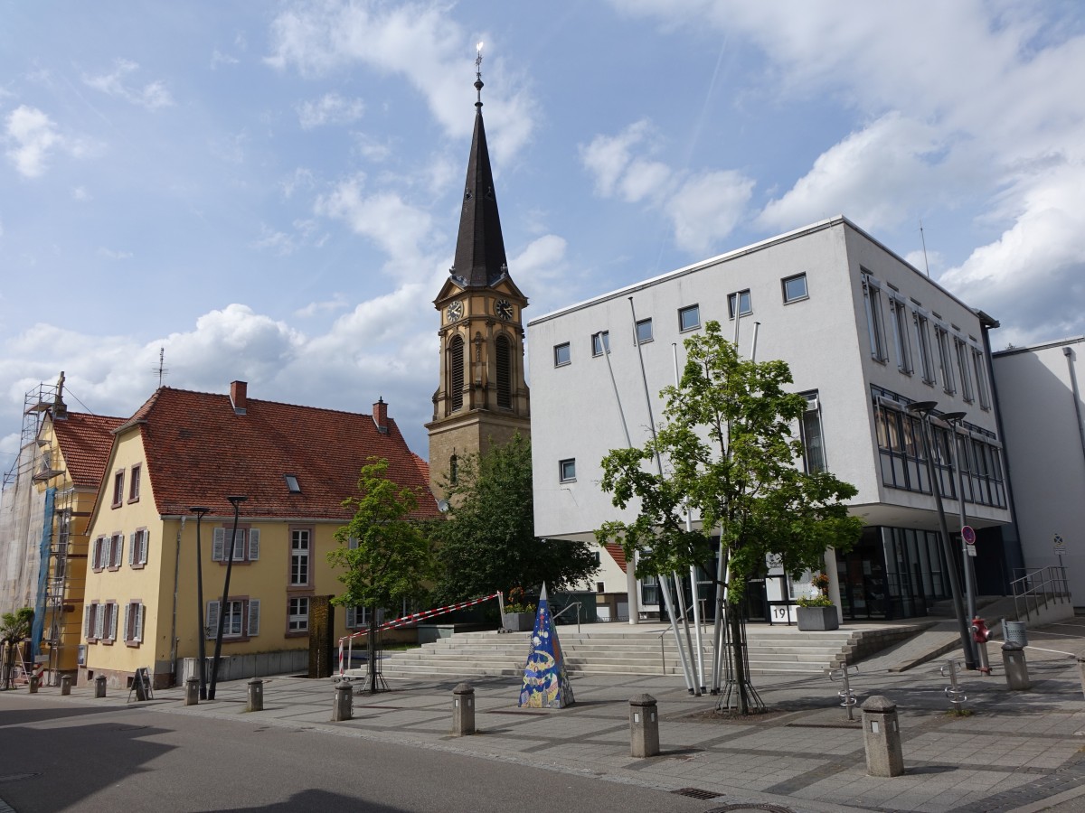 Nußloch, Rathaus und Ev. Kirche am Marktplatz (31.05.2015)