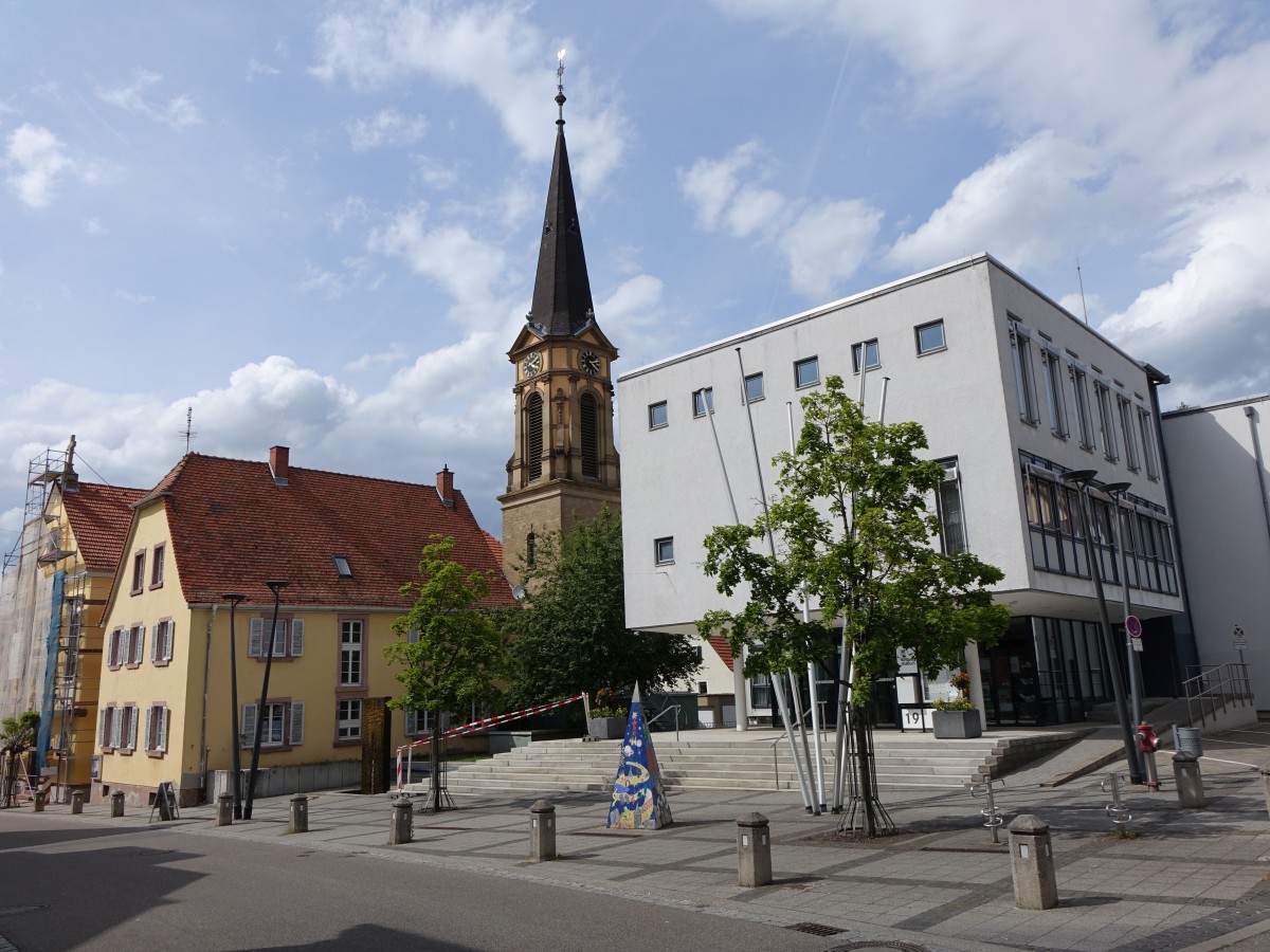 Nuloch, Rathaus und Ev. Kirche am Marktplatz (31.05.2015)