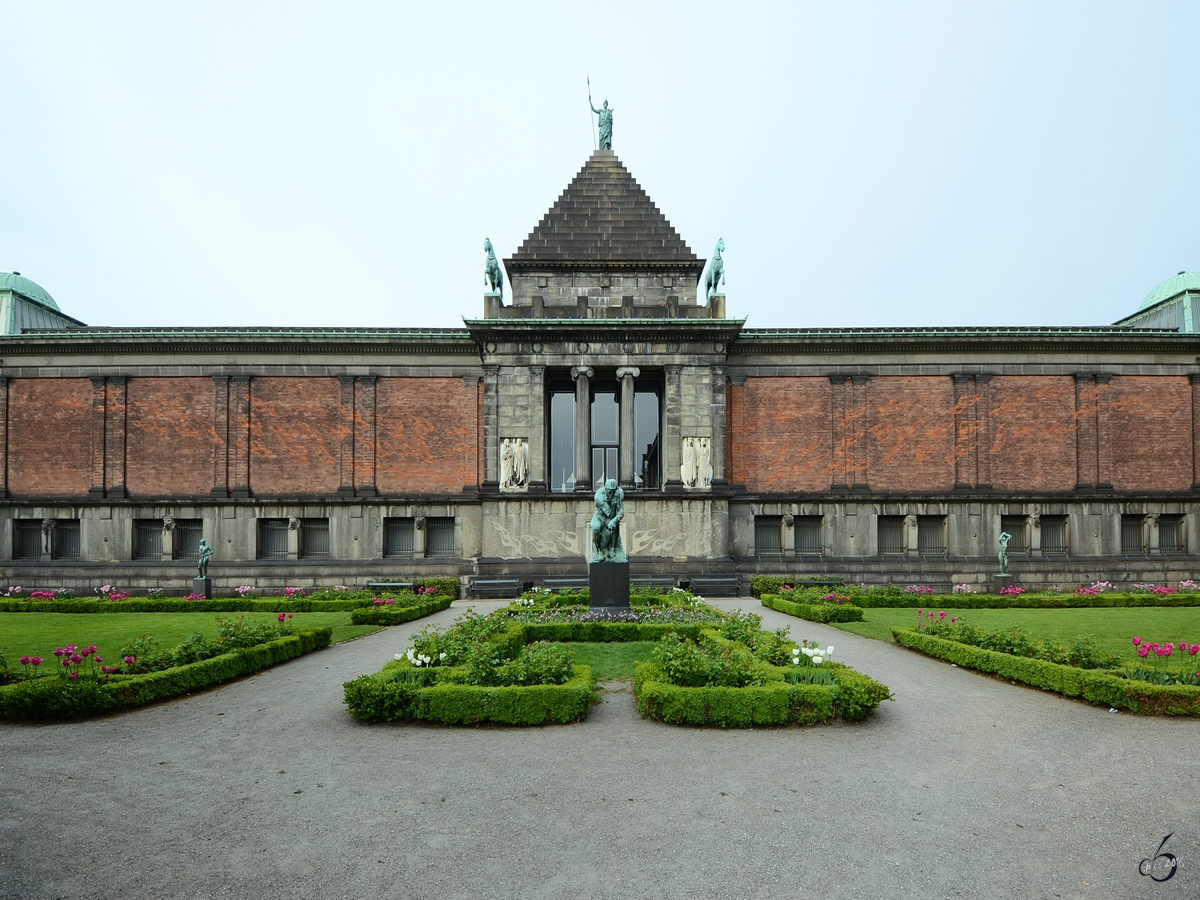 Ny Carlsberg Glyptotek ist ein Museum in Kopenhagen. Ebenfalls im Bild zu sehen ist eine von ber 20 Bronzegsse der Statue  Der Denker  des Bildhauers Auguste Rodin.
(Mai 2012)