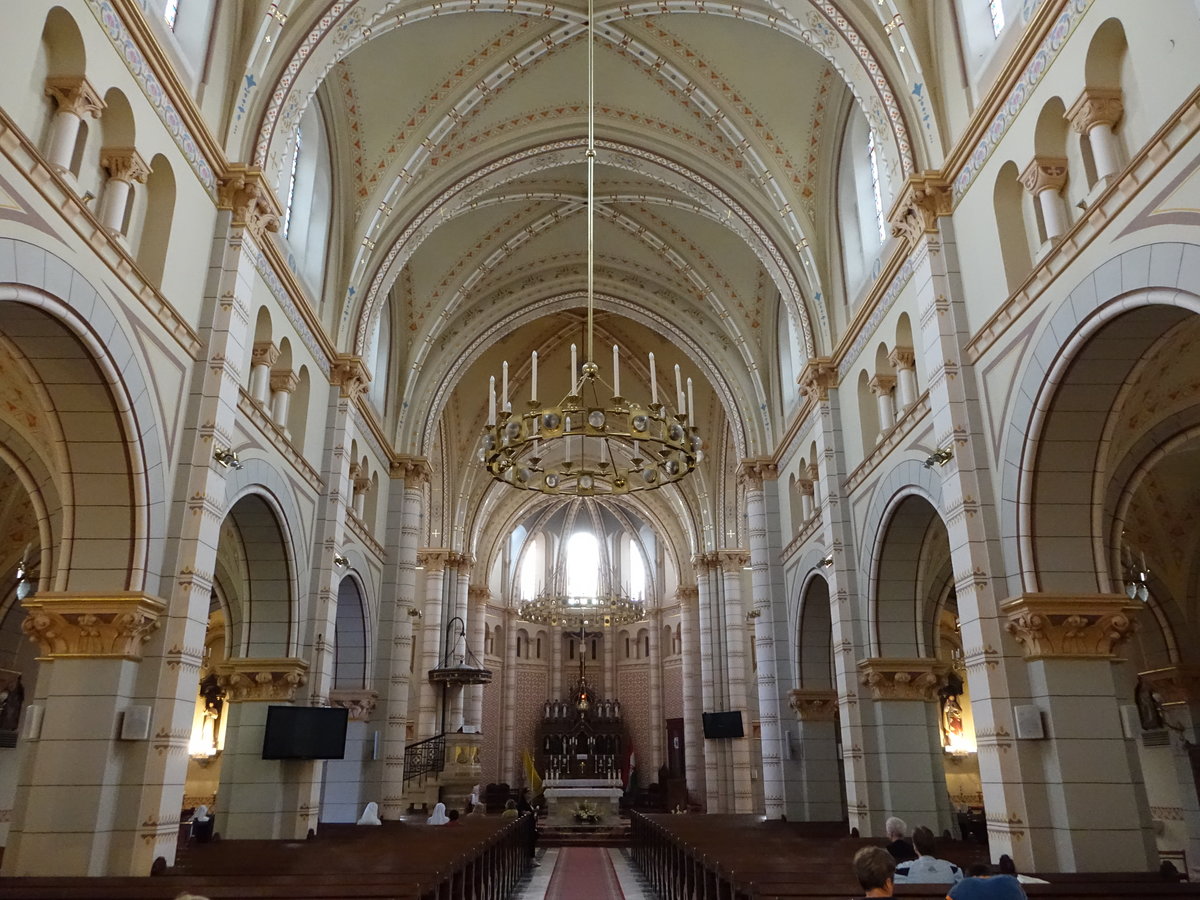 Nyregyhza, neuromanischer Innenraum der Rmisch-katholische Kathedrale (06.09.2018)