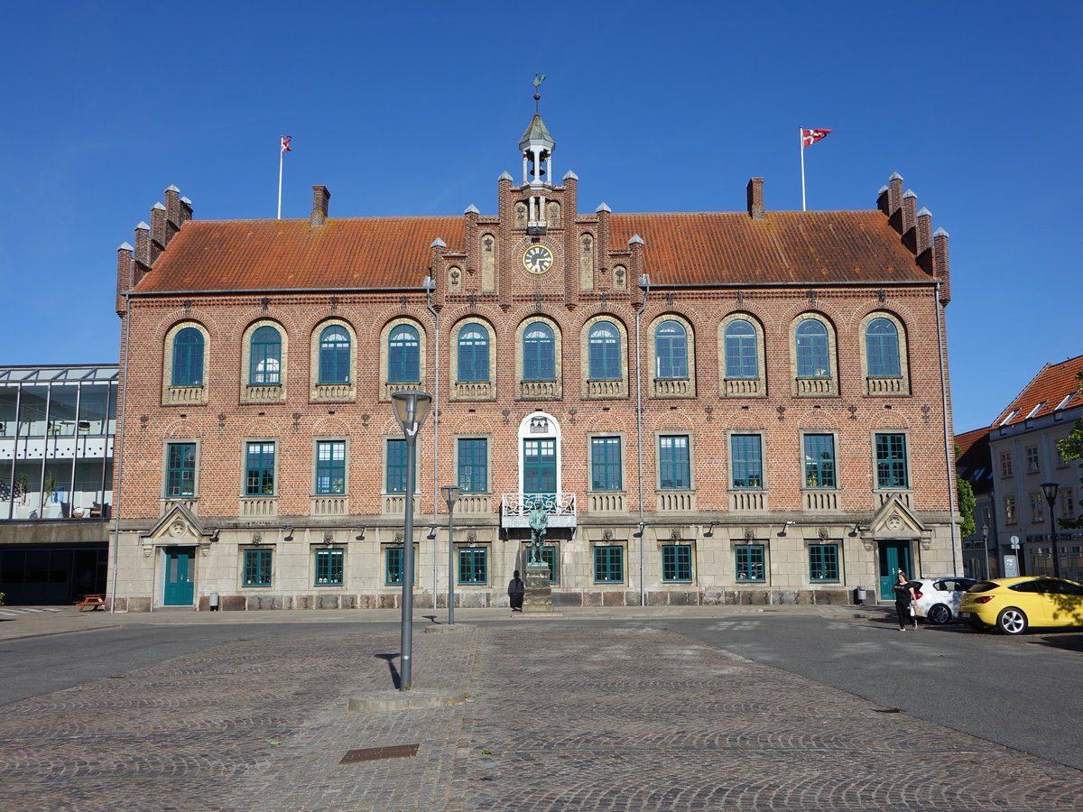 Nyborg, historisches Rathaus am Stadtplatz Torvet (05.06.2018)