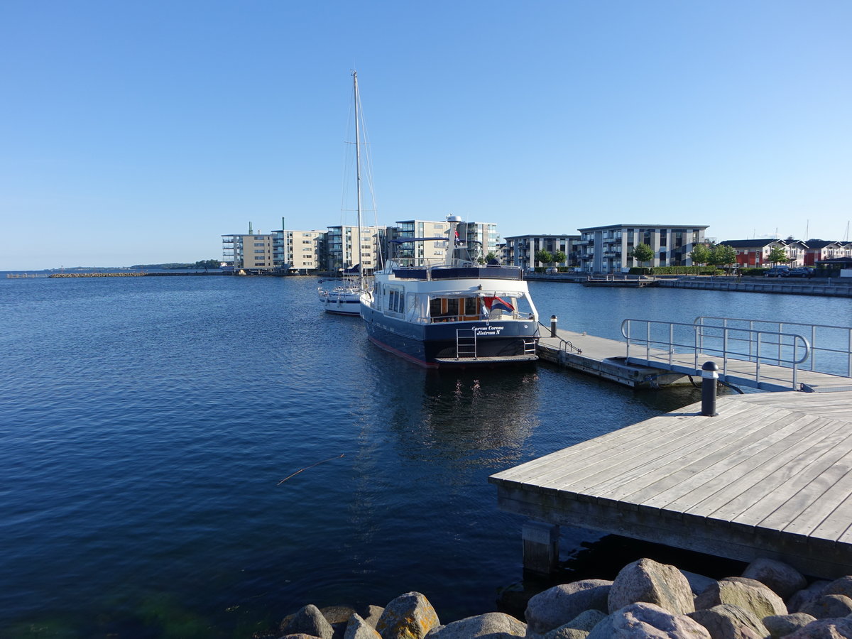 Nyborg, Schiffsanlegestelle und moderne Wohnhuser am Vesterhaven (05.06.2018)