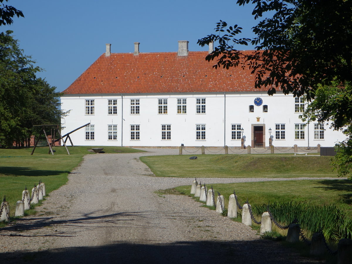 Nyhuse, Schloss Wedellsborg, zweigeschossig mit rotem Walmdach, erbaut im 17. Jahrhundert durch Lehnsgraf W. F. Wedell (23.07.2019)