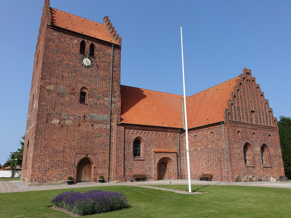 Nykobing, evangelische Kirche, romanische Backsteinkirche aus dem 13. Jahrhundert (17.07.2021)