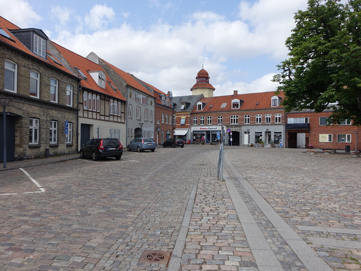 Nykobing, Gebude in der Klosterstrae und Kirchplatz (18.07.2021)