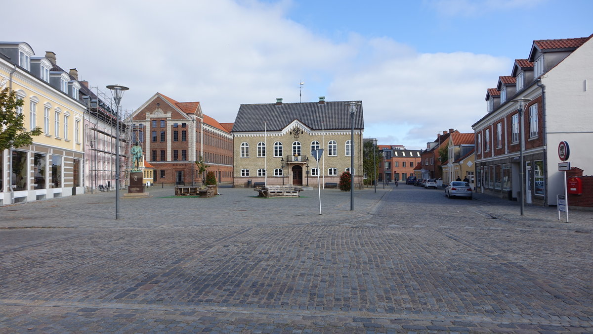 Nykobing Mors, historisches Rathaus am Radhustorvet, erbaut von 1846 bis 1847 nach Plänen von J. P. Jacobsen (20.09.2020)