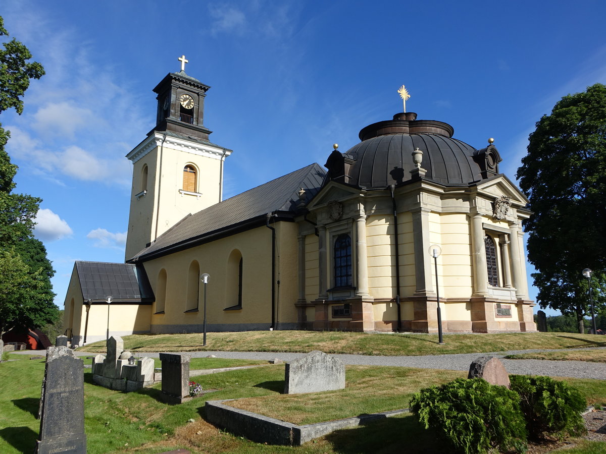Nykvarn, Turinge Kyrka, erbaut im 14. Jahrhundert, Kirchturm von 1805 (05.06.2018)