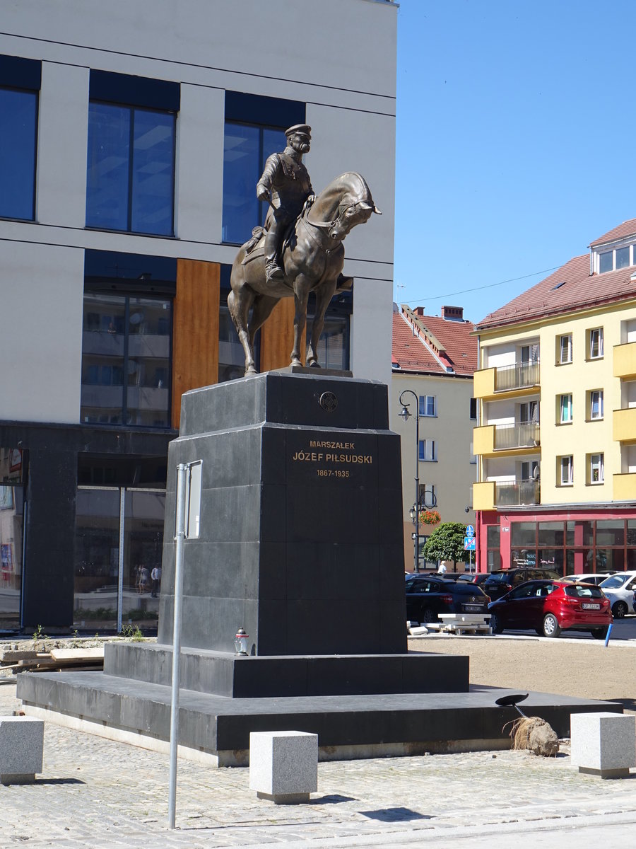 Nysa / Neisse, Denkmal fr Marschall Pilsudski am Rynek Platz (01.07.2020)