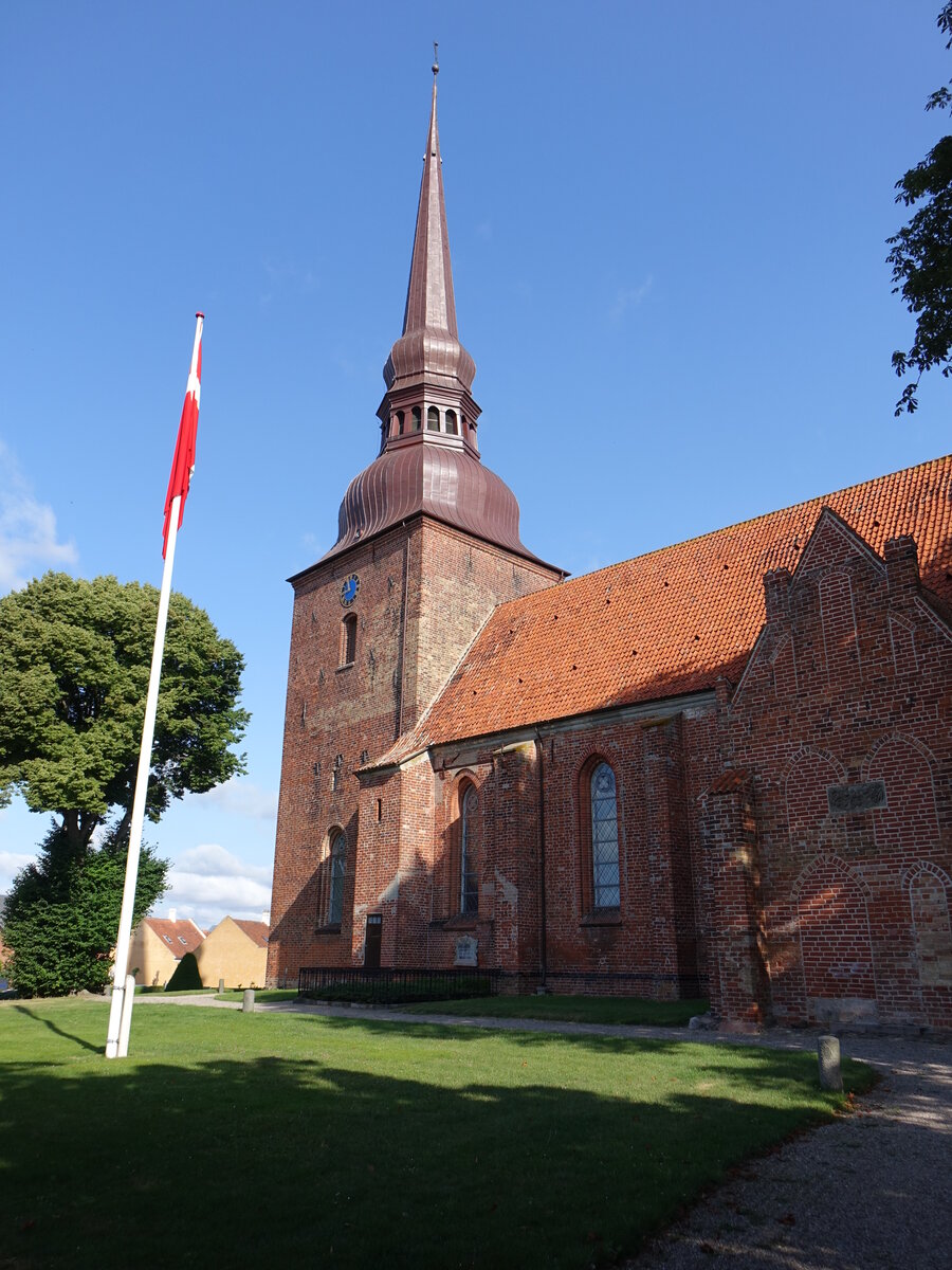 Nysted, evangelische Stadtkirche, gotisches Langhaus erbaut um 1300, Westturm von 1649, Langhaus 1782 verlngert (18.07.2021)