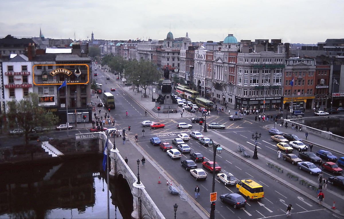 O’Connell Bridge und O’Connell Street in Dublin. Aufnahme: Juni 1991 (Bild vom Dia).