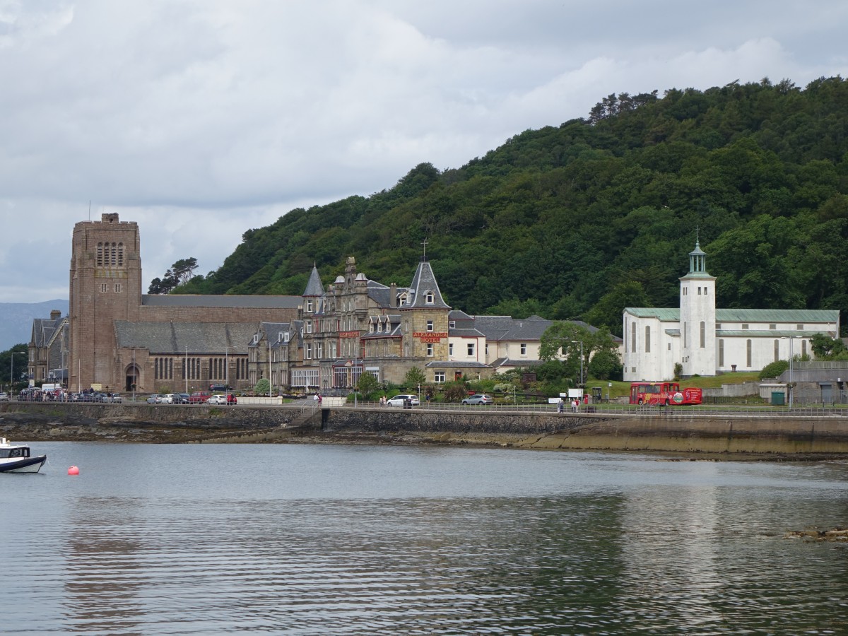 Oban, St. Columbas Kathedrale, Granitbau nach Plnen von Sir Gilles Scott, daneben das Alexandra Hotel (05.07.2015)