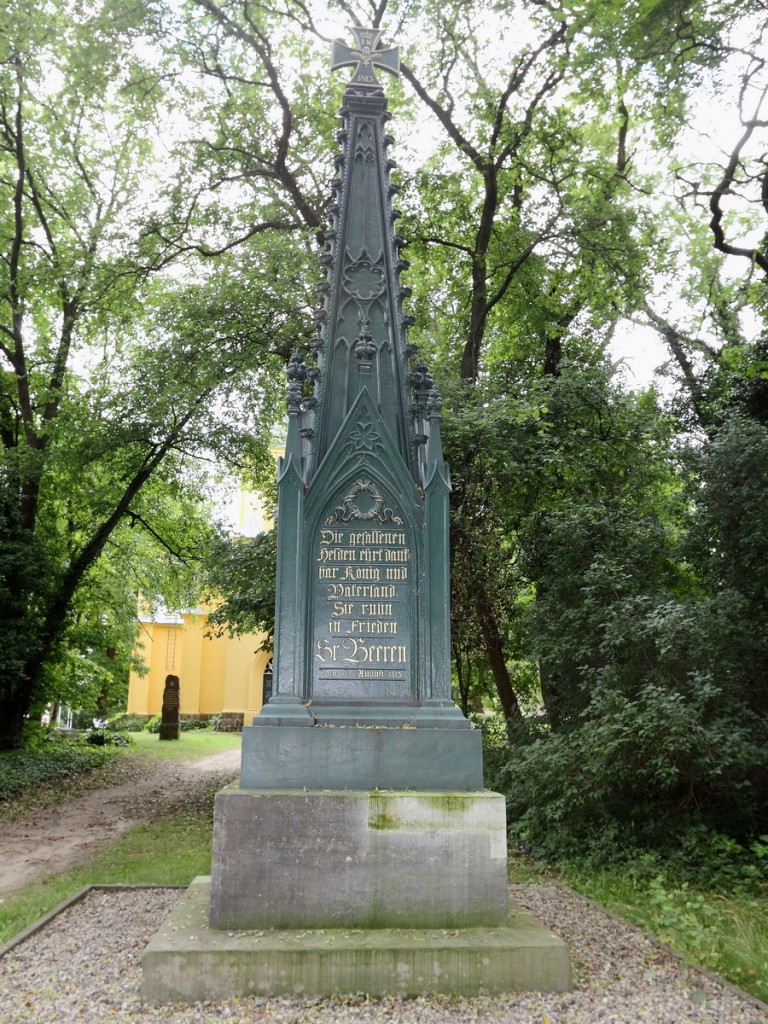 Obelisk, ein gusseisernes Denkmal in Form einer gotischen Fiale mit Eisernem Kreuz (Hhe 5,50 Meter) in Erinnerung an die Schlacht bei Grobeeren gegen die napoleonischen Truppen am 23. August 1813, auf den alten Kirchhof an der Schinkelkirche, am 15. Juli 2015 in Grobeeren
