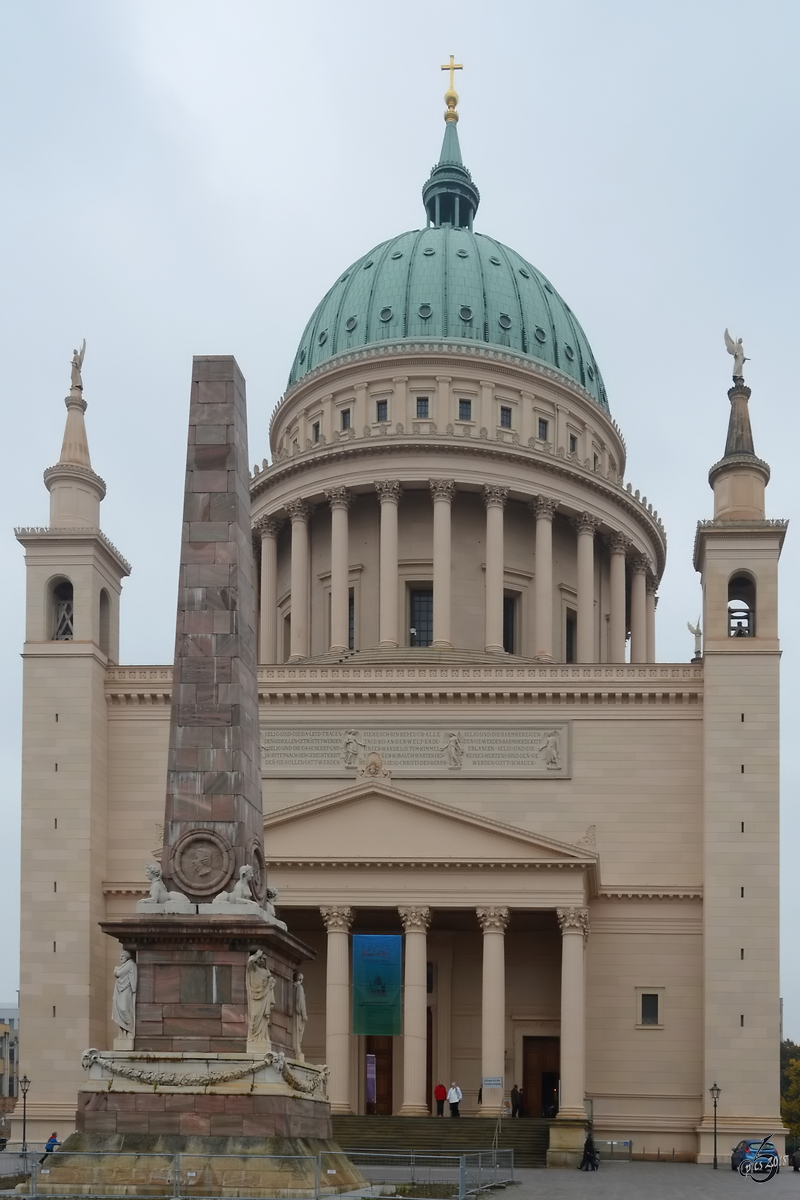 Obelisk und Nikolaikirche Mitte Oktober 2013 am Alten Markt in Potsdam.