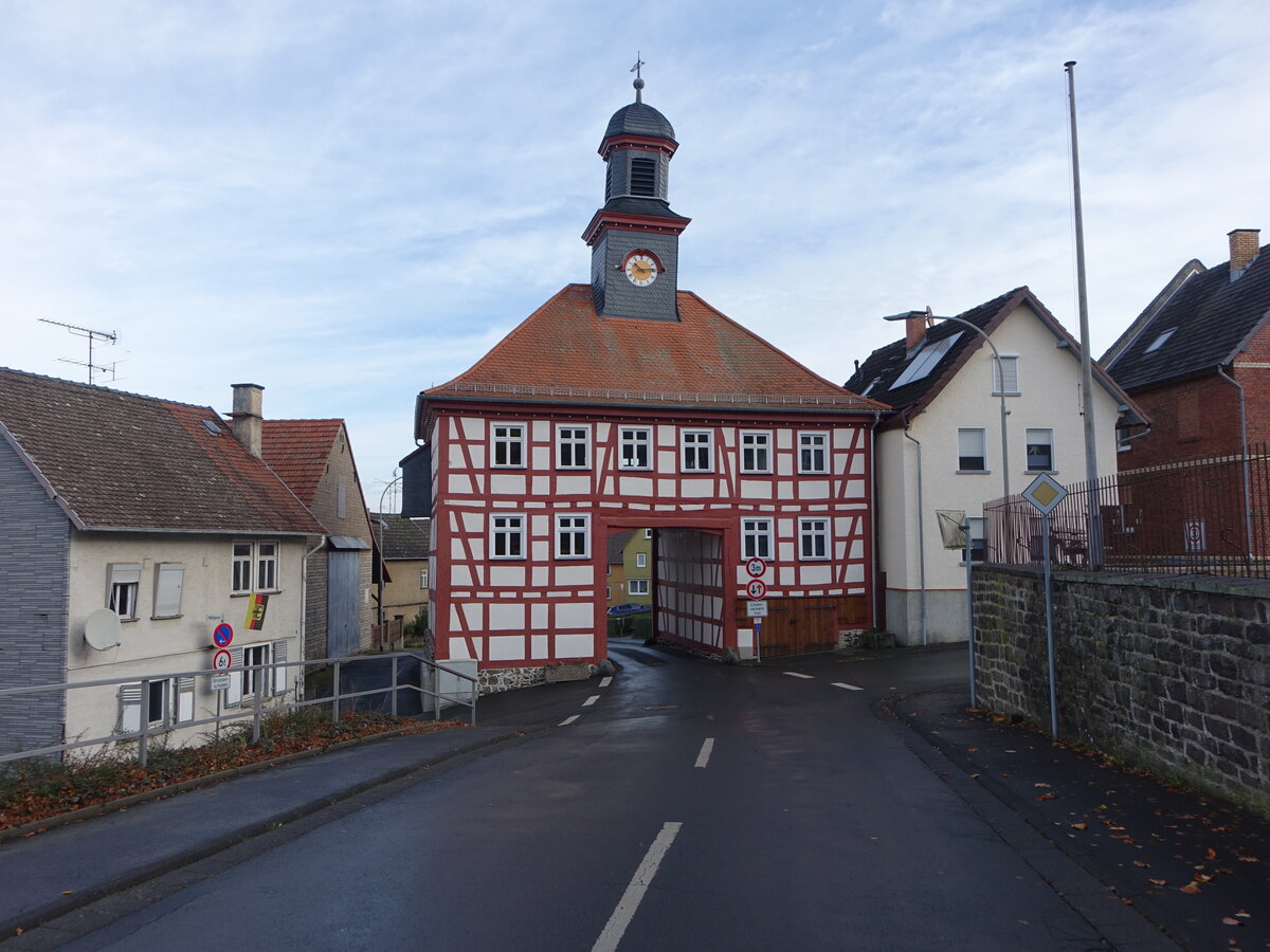 Ober-Bessingen, Torhaus in der Ortsstrae, erbaut 1782 (31.10.2021)