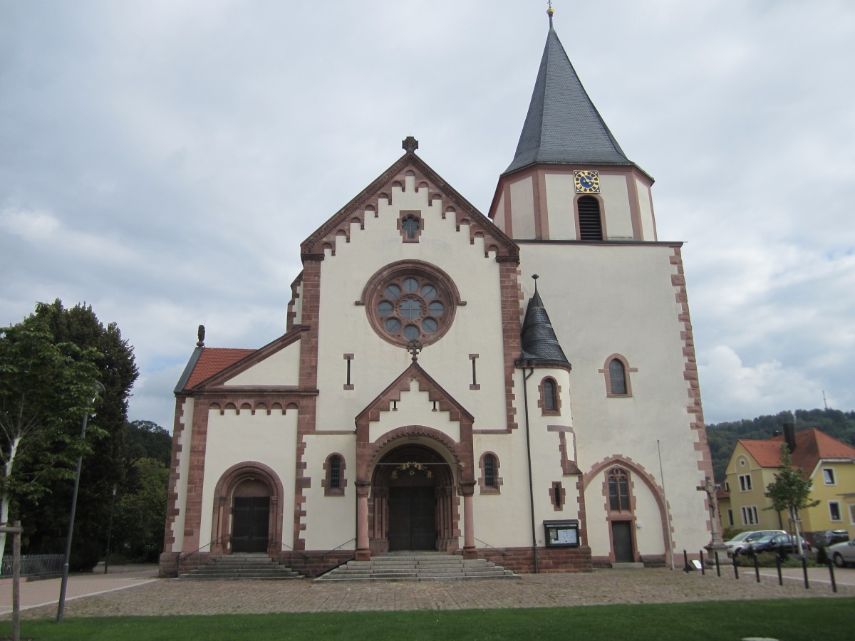 Oberachern, St. Stefan Kirche, erbaut von 1903 bis 1905 durch Pfarrer Lorenz Oechsler, Unterbau des Kirchturms aus dem 13. Jahrhundert (01.09.2014)