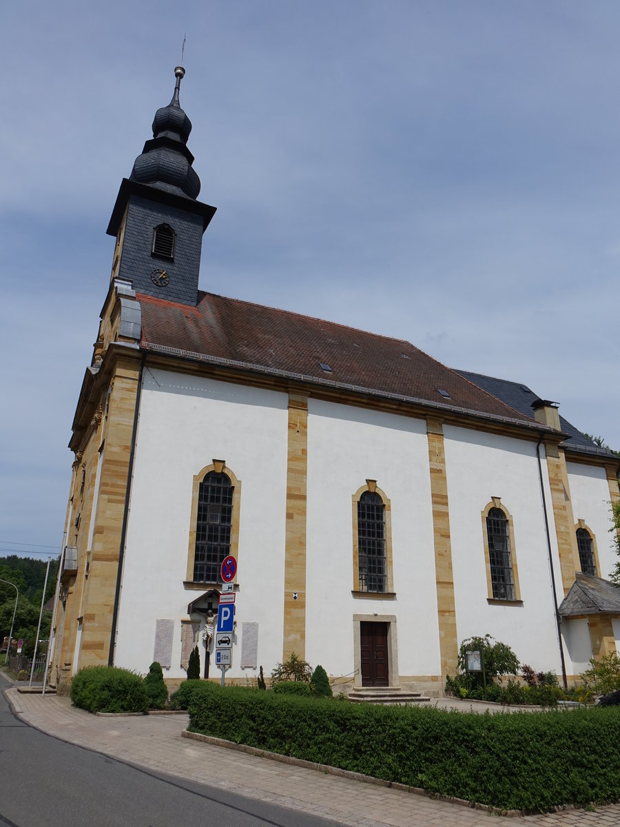 Oberailsfeld, kath. Pfarrkirche St. Burkhard, Saalbau mit eingezogenem polygonalen Chor, erbaut von 1769 bis 1770 durch Martin Mayer und 
Wenzel Schwesner (19.05.2018)