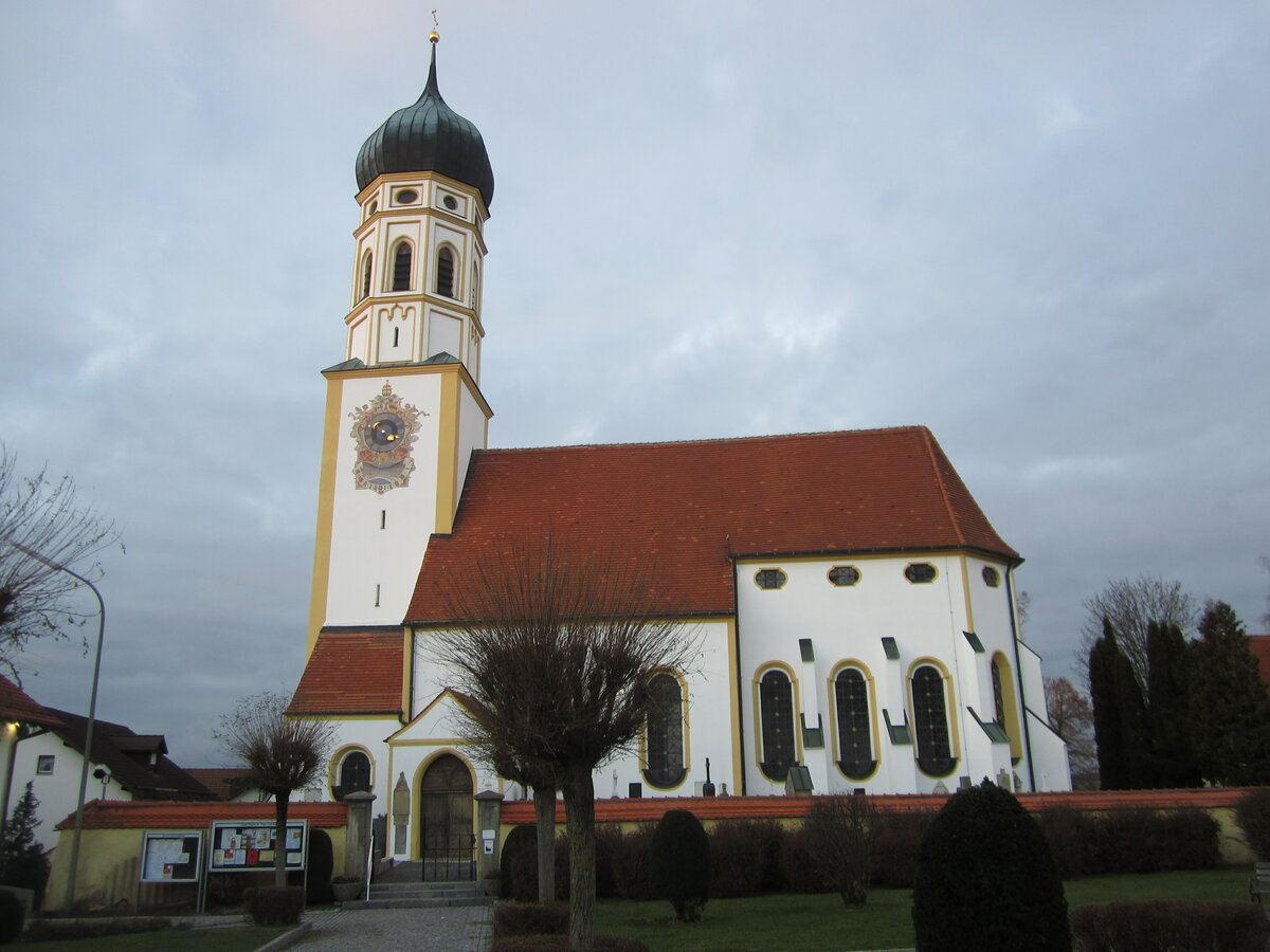 Oberalting, Pfarrkirche St. Peter und Paul, Chor und Turmunterbau erbaut 1489, Langhaus von 1675 (01.12.2013)