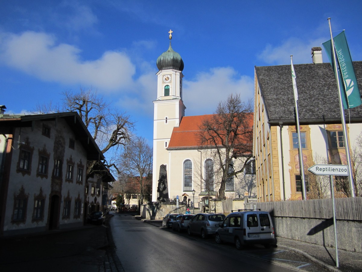 Oberammergau, St. Peter und Paul Kirche, erbaut von 1736 bis 1742 durch Joseph Schmuzer, barocker berkuppelter Saalbau mit westlichem Zwiebelturm (12.01.2014)