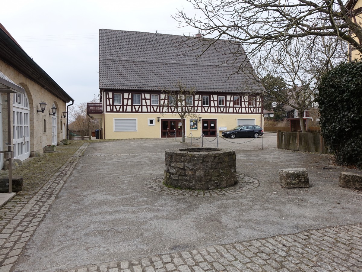 Oberaspach, Rathaus und Dorfbrunnen am Marktplatz (15.03.2015)