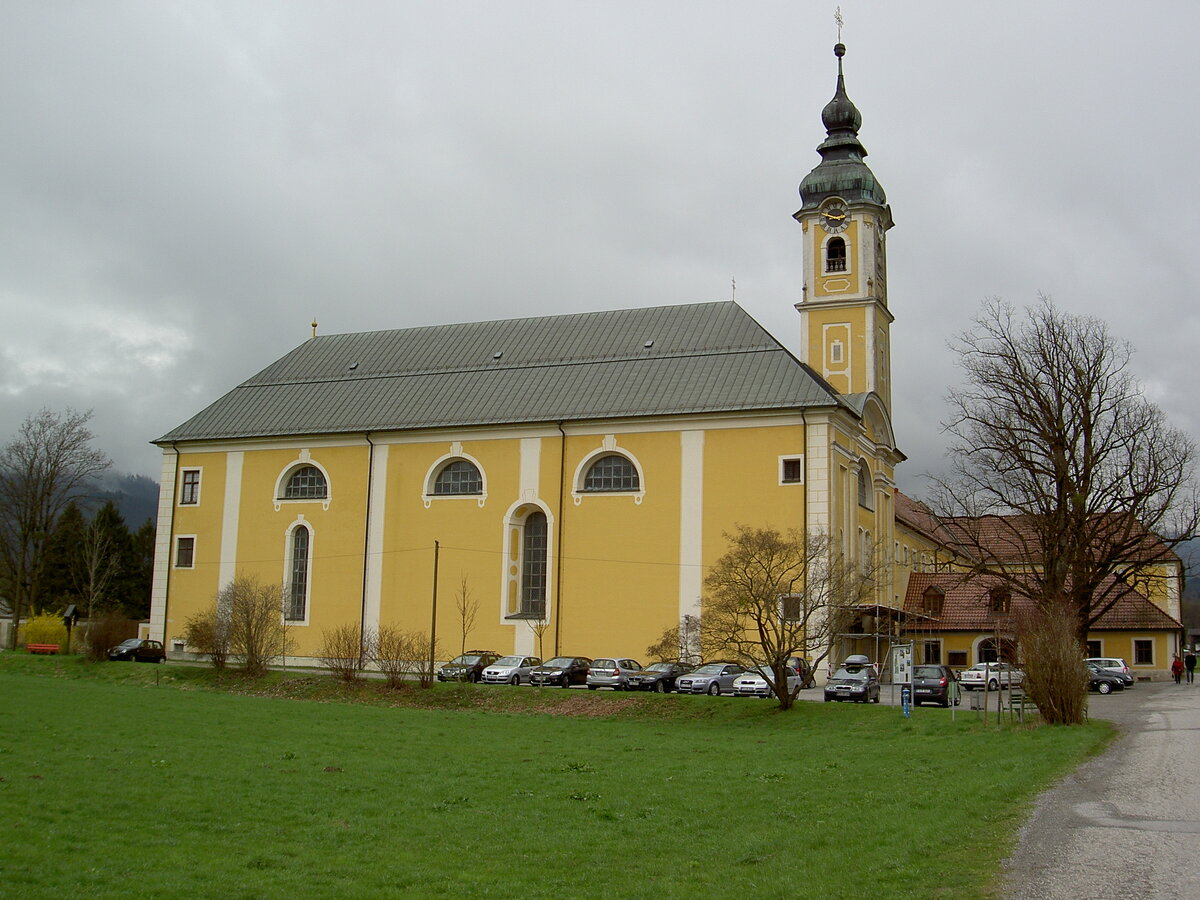 Oberaudorf, Klosterkirche St. Therese im Ortsteil Reisach, Saalbau mit Walmdach, erbaut 1737 bis 1739 durch Abraham Millauer nach Plnen Ignaz Anton Gunetzrhainers (05.04.2012)