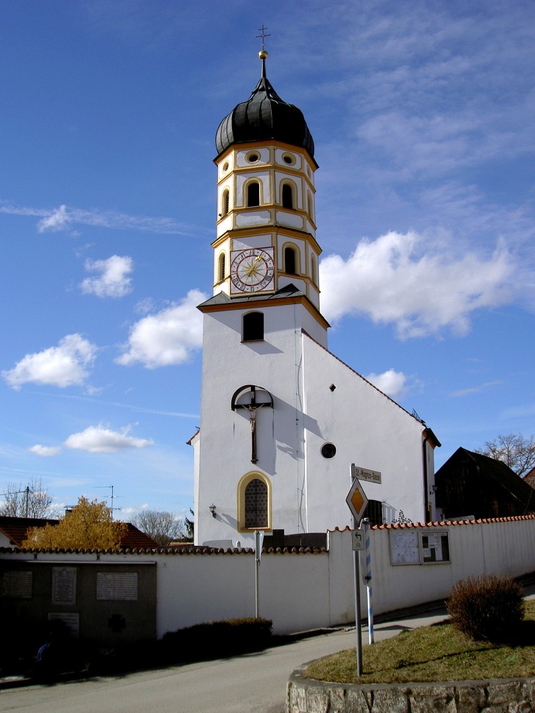 Oberbergen bei Penzing, Pfarrkirche St. Magnus, Saalbau mit eingezogenem Rechteckchor und Chorturm, Langhaus um 1700 (28.02.2014)