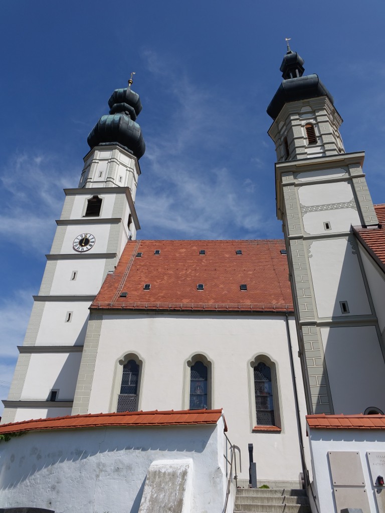 Oberbergkirchen, kath. Pfarrkirche St. Bartholomus und Bruder Konrad Kapelle, Wandpfeilerkirche mit eingezogenem Chor, erbaut im 15. Jahrhundert, Friedhofskapelle erbaut 1518 (15.08.2015)