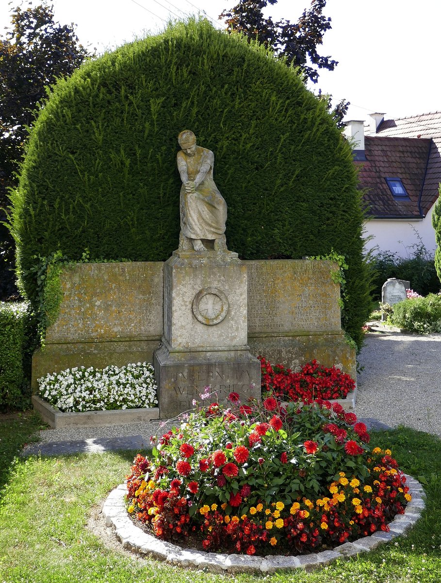 Obereggenen im Markgrflerland, Denkmal fr die Opfer der Weltkriege an der Johanneskirche, Sept.2019