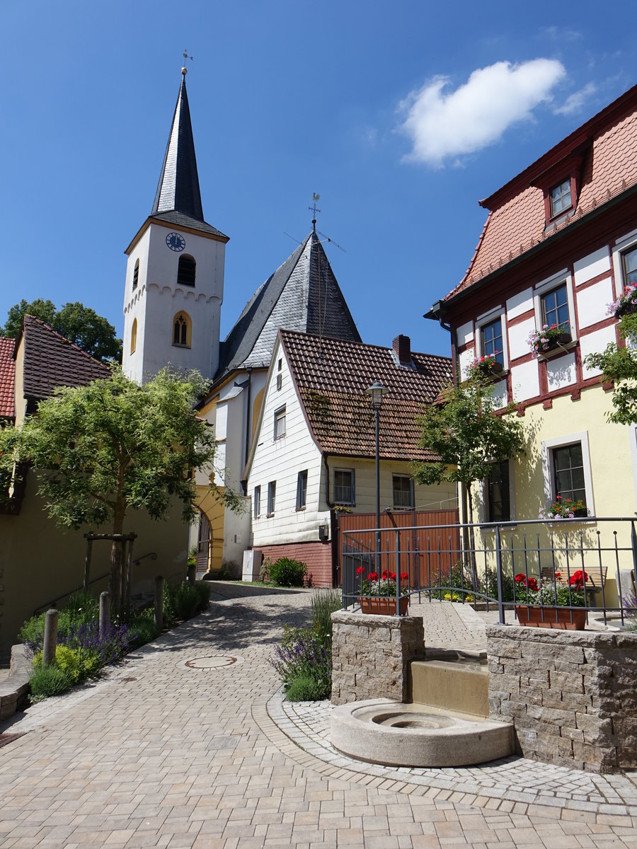 Obereisenheim, Ev. Pfarrkirche, Saalbau mit eingezogenem Chor und Chorflankenturm mit Spitzhelm, erbaut bis 1496 (25.07.2017)