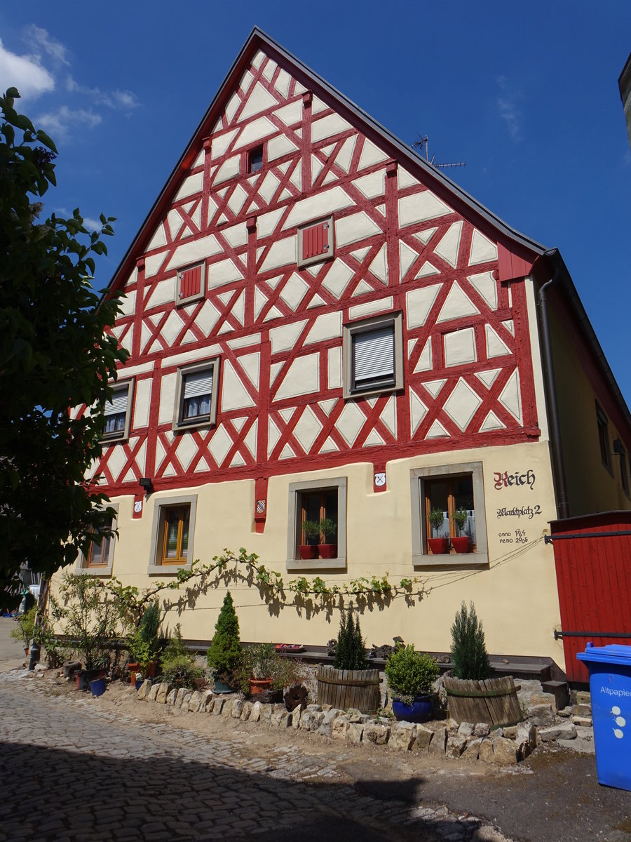 Obereisenheim, Fachwerkhaus am Marktplatz, erbaut 1764 (27.05.2017)